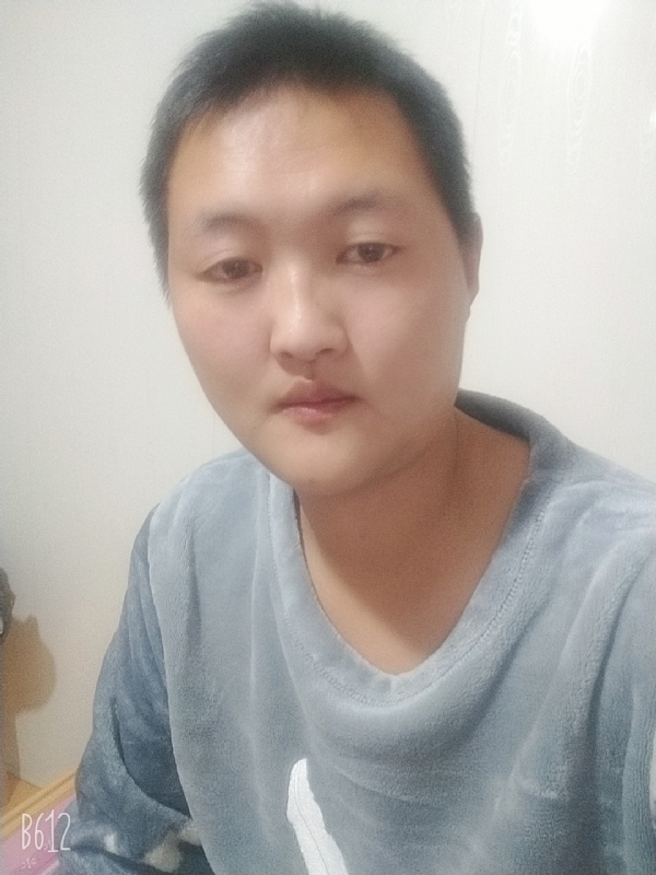 烟圈里透着伤的第二张照片--哈尔滨相亲服务中心